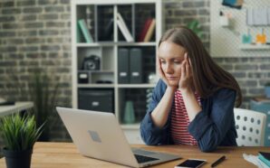 Stressed woman in front of a screen