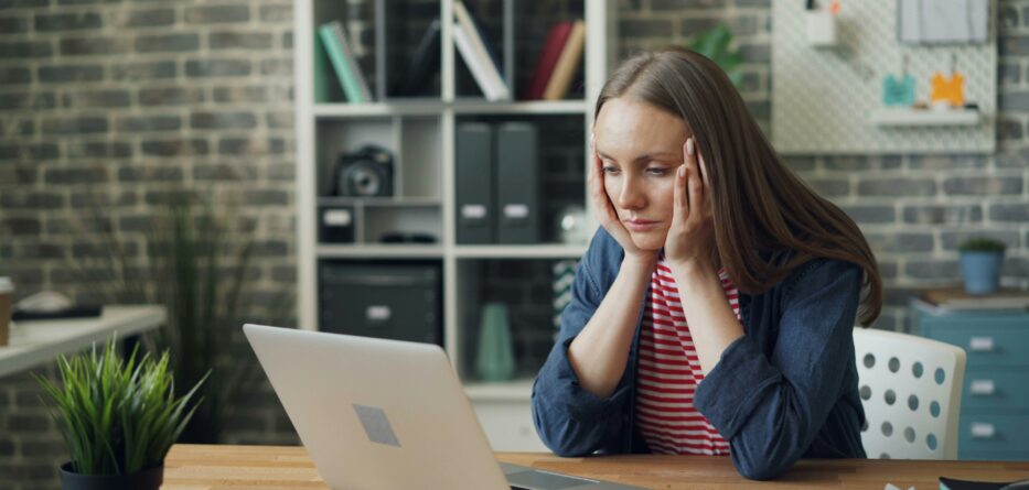 Stressed woman in front of a screen