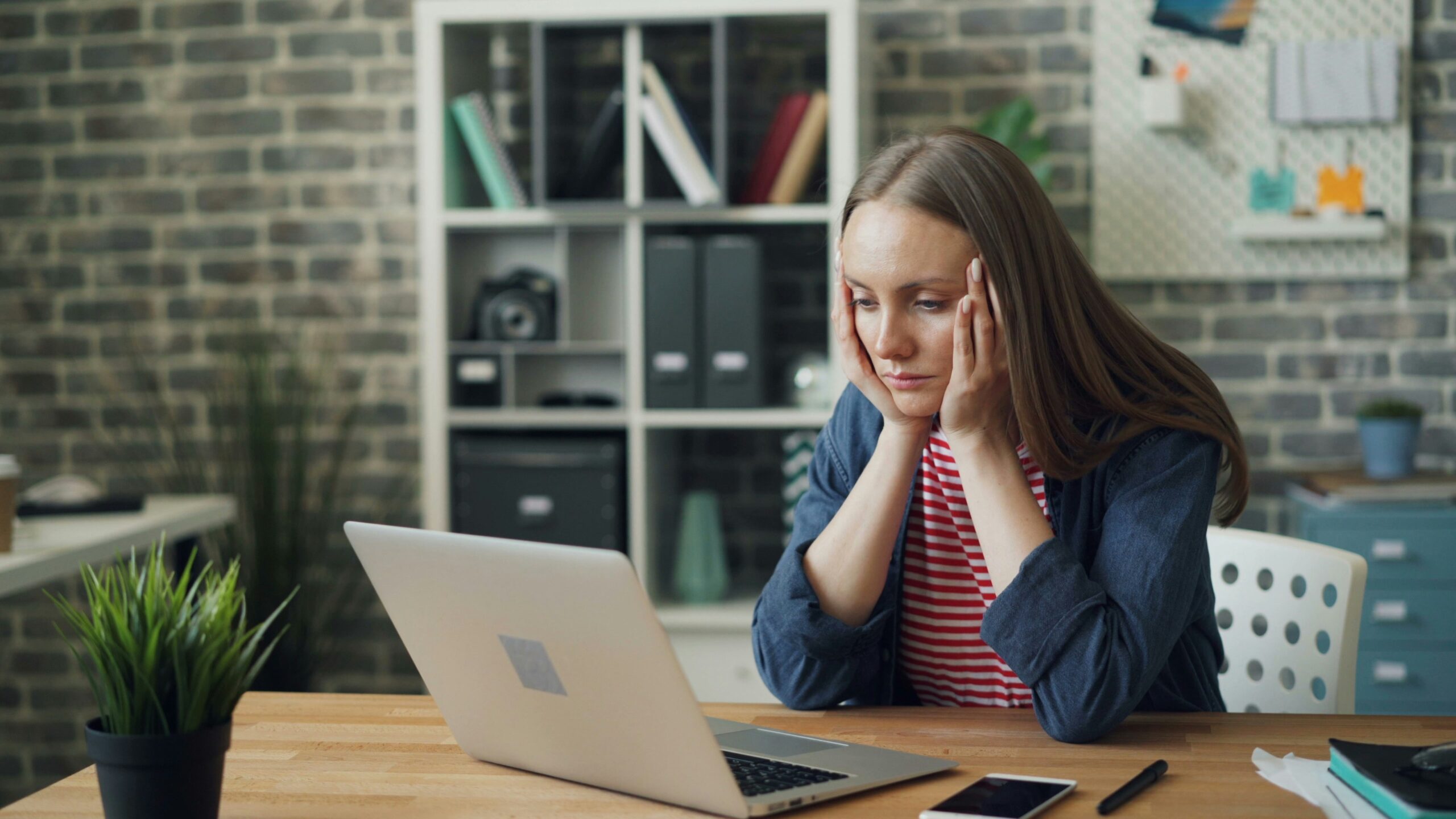 Stressed woman in front of a screen