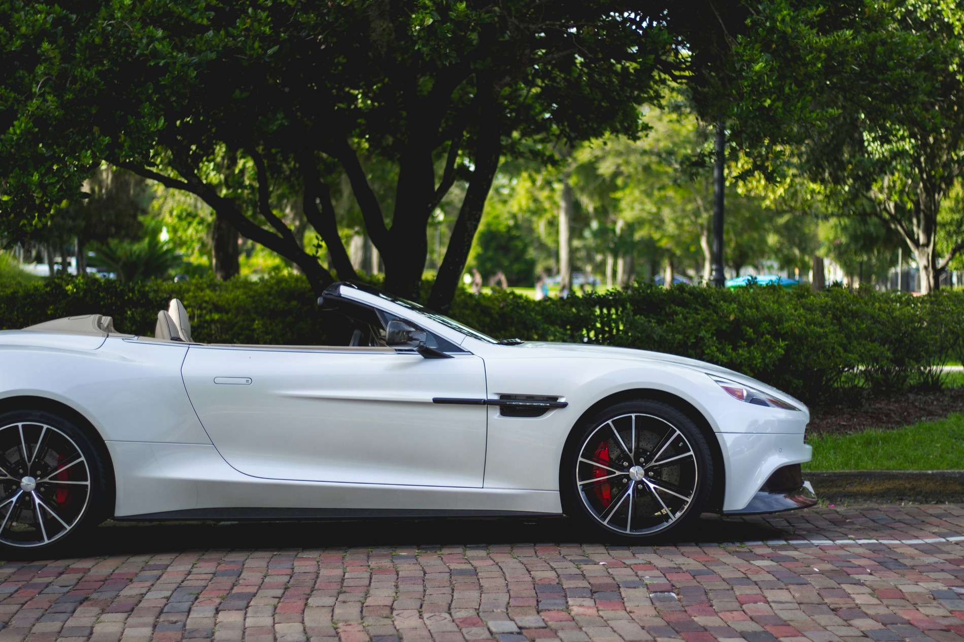Aston Martin DB11