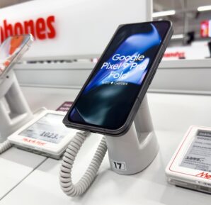 Pixel 10 Pro Fold Launches as Google’s Boldest Bet Before iPhone 17 Arrives