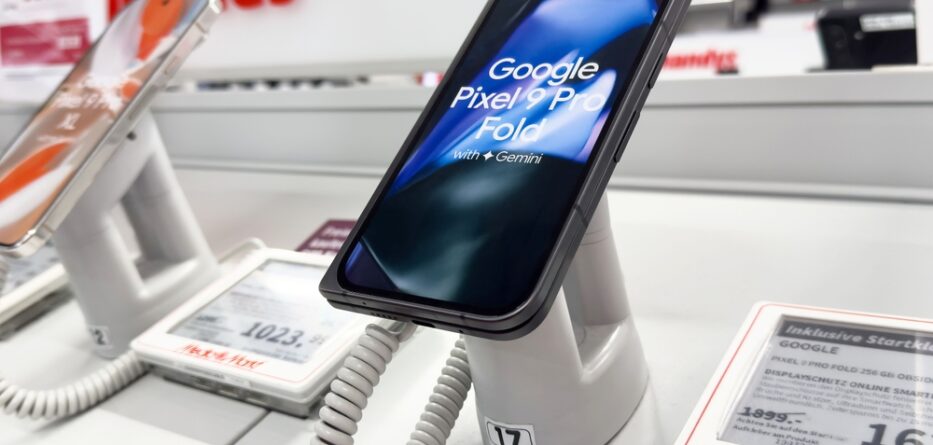Pixel 10 Pro Fold Launches as Google’s Boldest Bet Before iPhone 17 Arrives
