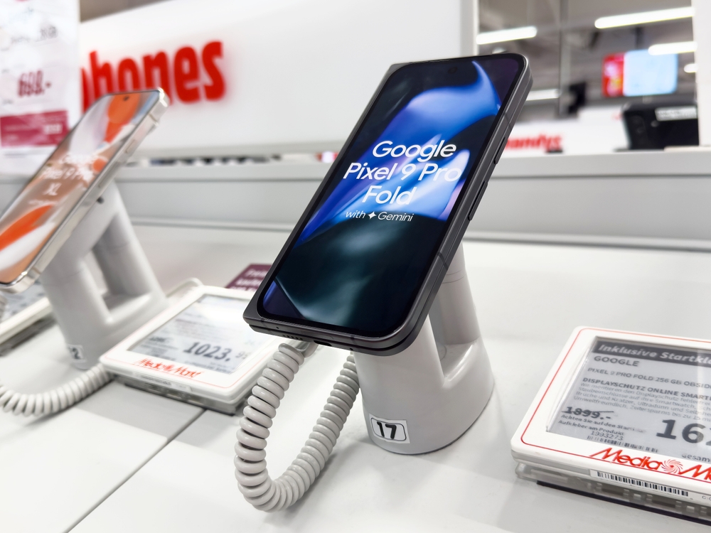 Pixel 10 Pro Fold Launches as Google’s Boldest Bet Before iPhone 17 Arrives