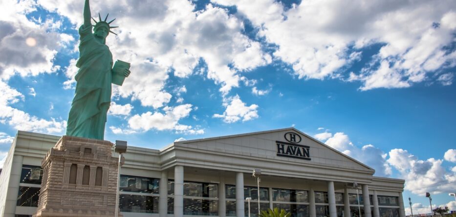 24-Meter Statue of Liberty Replica Falls During Windstorm in Southern Brazil