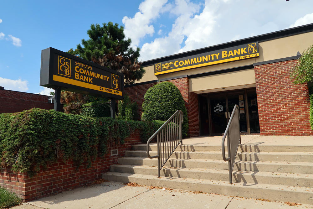 Struggling Financially Here’s How Community Banks Can Lend a Hand